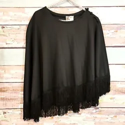 Fringe all around the bottom hem. Fringe is not tangled or frayed- it’s in excellent shape! Great condition! Slit...
