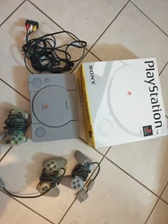 Boite et console Playstation 1 SCPH-5502 C pas de notice Ps1 3 manettes. Fonctionne parfaitement  Sans calle sans notice