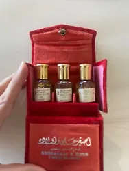 3 petits flacons anciens de Parfum dans leur coffret Asgharali & Sonsde Bahrain.Testers