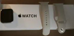 Apple Watch SE (2022) 44mm Boîtier en Aluminium Lumière Stellaire avec Bracelet.