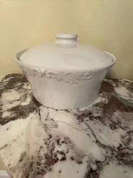 Sur La Table White Oven-To-Table 2 1/2 QT Stoneware Covered Casserole with Lid. EUC beautiful casserole dish.