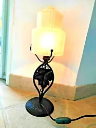 Lampe de table art déco verre moulé en parfait état et fer forgé. Hauteur de la lampe environ 39 cm. Etat parfait...