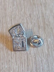 RARE PINS PINS .. TABAC TOBACCOS BRIQUET LIGHTER STYLE ZIPPO OR GOLD 3D ~FH.