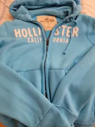 Stay cozy and stylish with this unisex Hollister zip-up hoodie in size XL. The blue color adds a pop of color to any...