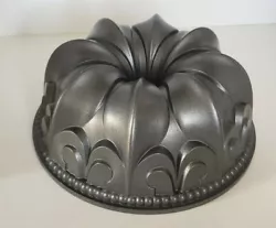 Nordic Ware Fleur De Lis Heavy Cast Aluminum Bundt Cake Pan.  Pre-owned.   Used. Has some scratches on the inside.