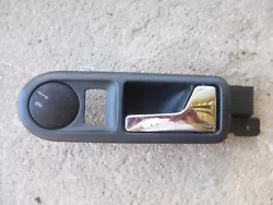 Pour VOLKSWAGEN GOLF 4 peu être compatible avec dautres véhicules, à vous de voir.