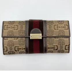 This authentic Gucci long wallet is the perfect accessory for anyone looking to add a touch of luxury to their everyday...
