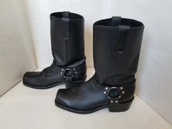The rubber textured outsole has minimal wear and is multi oil-slip resistant to keep you surefooted in a variety of...