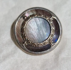 Ancien BOUTON de Nacre irisé, serti argent -Motif ciselé. 25 mm  Selon lexposition la couleur change  Voir photos qui...