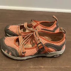 The orange color and unique pattern (see photos) add a touch of style to these functional shoes. These Chaco Outcross...