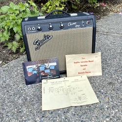 Un Fender Champ-Amp de 1966 qui tue avec une façade noire. A toujours le cordon dalimentation à deux broches...