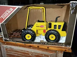 Vintage 1976 Tonka fork lift No. 3989Has original box - box has wear The container is not present but does have two...