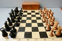 12715699 Jeu d’échecs en bois de buis Origine et attribué LARDY : Datant des années 1980 Hauteur du roi 90 mm des...