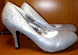 THE OUTSOLE IS COVERED IN A SUPER GLITTERY SILVER FABRIC. SOLE IS GLUED ON. REGULAR SHAPE. THESE ARE WIDE. LOTS OF ROOM...