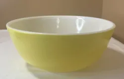 This vintage Pyrex mixing bowl is a must-have for collectors and enthusiasts alike. With its bright primary yellow...