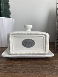 This butter dish is in very good condition. I have not found any chips or cracks. Measure 5.5 by 4 by 3.5 inches. It...