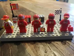 Lego lot 5 minifigurines Ferrari  avec accessoires- , 4panneaux Ferrari  1 plaque 10x20.....  État : 