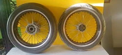 Jantes Akront en3,50 par 17 a l’avant et 4,50 par 17 a l’arrière. Montées sur un 500 cr honda, mais montable sur...