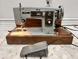This vintage Reads Sailmaker Sewing Machine is perfect for sailboat enthusiasts looking to add some history to their...