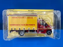 ( COMMANDO FEUX DE FORETS ). RENAULT MASTER VCFF LANERY. N°26 VOITURE Véhicules légers Sapeurs-Pompiers 1/43....