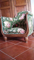 Fauteuil assise profonde. tissu fleuri à conserver ou à modifier à votre goût. structure très bonne.