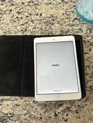 Apple iPad mini 2, Wi-Fi, 7.9in - Silver - WITH LEATHER CASE BUNDLE. Little to no signs of use- no issues or defects....