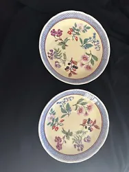 Add a touch of elegance to your tea time collection with these Roy Kirkham FLEUR pattern saucers. The floral design,...