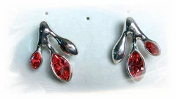 MOTIF : PIERRES CRISTAL AUTRICHIEN SWAROVSKI. SERTIES DE CRISTAUX. 2 CRISTAUX ROSE FRAMBOISE. BOUCLES DOREILLES TYPE...