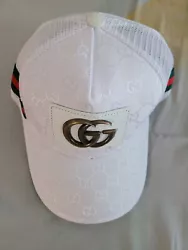 This stylish Gucci hat is a must-have for both men and women. The hat is made in Italy and has the iconic GG pattern in...