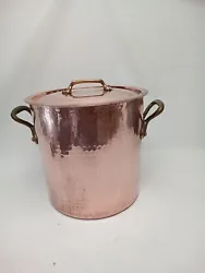 Add a touch of elegance to your kitchen with this beautiful copper stockpot from ML Mauviel. Made in France, this...