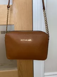 Découvrez mon autres éléments! MICHAEL KORS GRAND SAC BANDOULIÈRE EN CUIR SAFFIANO TAN JET SET EN BONNE CONDITION...