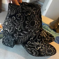 Aldo black boots embroidered sequin unique Artsy 8.5. Shipped with USPS Priority Mail.