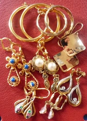 Lot composé de boucles doreilles en plaqué or de qualité (poinçonnées et en grande majorité)et quelques paires...