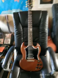 Gibson SG Tribute NW. très bonne état avec petites rayures(voir photos)avec housse Gibson rigide matelassée ;