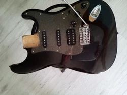 guitare électrique corps stratocaster squier. bonjour, je vends ce corps squier, probablement une série spéciale,...