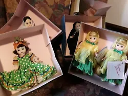 The lot includes 5 dolls with four original boxes. Daffy Down Dilly(2 dolls, one box. One doll doesnt have her basket).