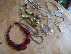BEAU LOT DE BIJOUX FANTAISIE / - 7 COLLIERS RAS DU COU ET SAUTOIRS. - 3 BRACELETS EN BON ETAT.