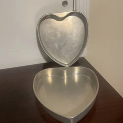 Set of 2, Vintage, Valentines Heart Shaped Cake Baking Pan, 9 1/4”. Please look at all pictures.Thanks for looking.