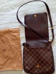 Authentique sacoche Louis Vuitton en toile enduite damier monogrammée, très belle coutures, très bel aspect, rares...