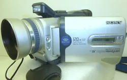 Il sagit du premier caméscope au monde doté dun capteur CCD de plus de 1,5 mégapixel et dun DXP 14 bits. Type de...