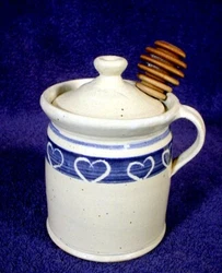 Made by DAKOTA STONEWARE. Lovely HONEY POT with Lid and Handle. Bushnell, South Dakota USA.