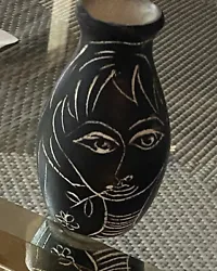 Charmant petit vase en céramique signé Vallauris. Travail artisan du village de Vallauris. Signature Vallauris à la...
