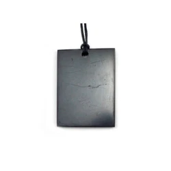Pendentif rectangle Shungite. Le pendentif rectangle en Shungite est une protection, il est reconnue pour être un...