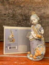 LLADRO - MISS VALENCIA - #1422 - RETIRED - MINT CONDITION WITH BOX