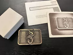 This is it, in excellent condition with its box, the 25/50 Gibson Les Paul belt buckle.Even rarer with the card/firm...