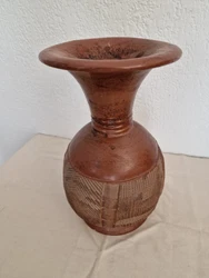 Grand Vase Ancien En Terre Cuite. ce vase est en bon état général. du fait main de très belle qualité, massif....