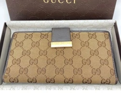This stunning Gucci wallet is the perfect addition to any fashionistas collection. Crafted in Italy from high-quality...
