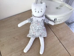 En très bon état, doudou Chat robe JACADI. Mesure 23 cm.