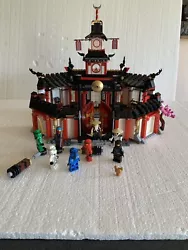 Lego Ninjago 70670 Monastery of Spinjitzu Très Bon État comme neuf.Année 2019100% Lego 1033 pièces 8 minifigures...