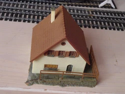 Cette maquette a été assemblée puis mise dans une boite (mais pas celle dorigine bien sur une fois assemblée). à...